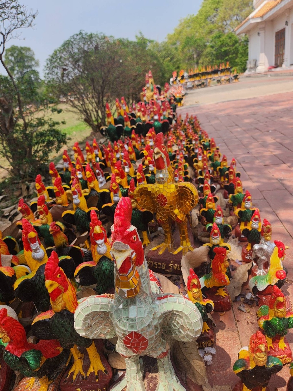 Lạ lùng ngôi đền có hàng nghìn tượng gà xếp dọc lối đi ở Thái Lan - 1 Lạ lùng ngôi đền có hàng nghìn tượng gà xếp dọc lối đi ở Thái Lan - 1
