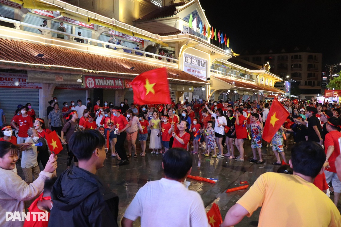 Người hâm mộ nhuộm đỏ mọi nẻo đường mừng Việt Nam vô địch - 5 Người hâm mộ nhuộm đỏ mọi nẻo đường mừng Việt Nam vô địch - 5