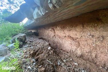 Bờ kè bị kéo xuống sông, tạo hàm ếch sâu dưới tuyến đường huyết mạch