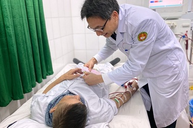 Phó Thủ tướng Vũ Đức Đam tặng quà Tết cho bệnh nhân