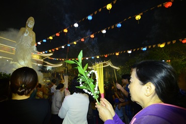 TP. HCM: Hàng ngàn người dân đến chùa xin lộc thời khắc giao thừa