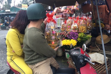 Đồ hàng mã ông Công, ông Táo: "Chỉ qua cầu thôi đã lên mấy giá!"