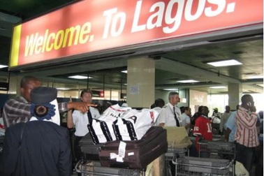 Cảnh sát hàng không Mỹ bị tấn công bằng kim tiêm tại Nigeria