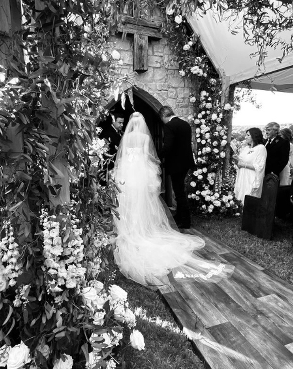 Mặc váy cưới ở tuổi 52, Gwen Stefani được khen quá trẻ đẹp - 4 Mặc váy cưới ở tuổi 52, Gwen Stefani được khen quá trẻ đẹp - 4