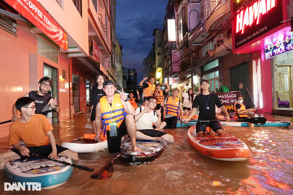Người dân Tây Đô chèo thuyền, bơi thau khi đỉnh triều cường lên - 5 Người dân Tây Đô chèo thuyền, bơi thau khi đỉnh triều cường lên - 5