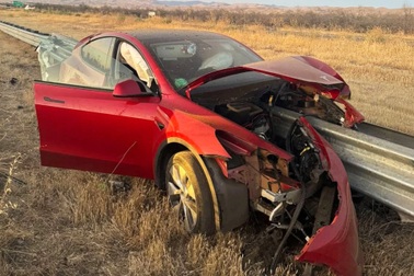 Rào chắn đường đâm xuyên dọc xe Tesla, tài xế sống sót kỳ diệu