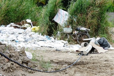 Cột điện đổ đè chết một phụ nữ 