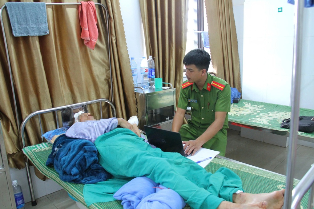 Mâu thuẫn khi uống rượu, gã đàn ông vác dao chém 2 người trọng thương - 2 Mâu thuẫn khi uống rượu, gã đàn ông vác dao chém 2 người trọng thương - 2