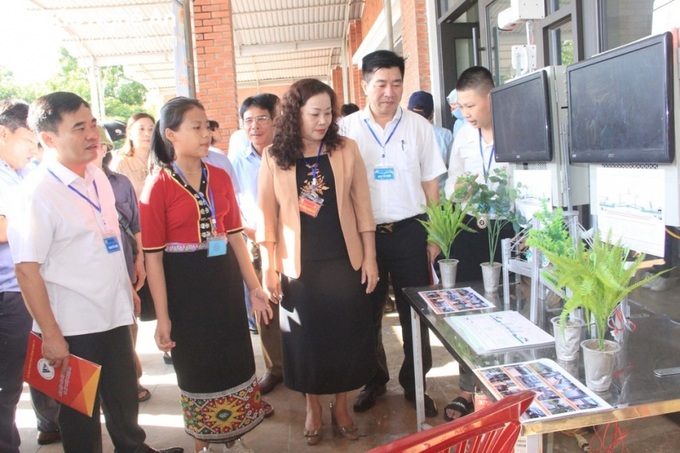 Đại diện Ban Tổ chức cuộc thi và Ban Giám khảo tại khu trưng bày các sản phẩm dự thi của các thí sinh. Ảnh baonghean.vn
