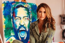 "Gã điên" McGregor được mỹ nhân UFC vẽ chân dung khích lệ