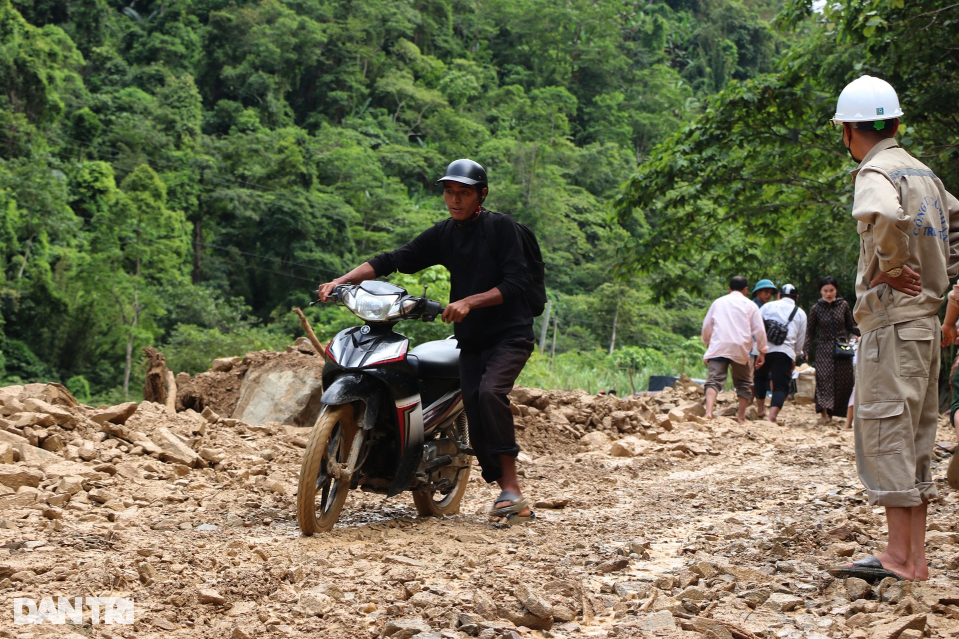 Quốc lộ 16 sạt lở, người dân nơm nớp lo tảng đá cả chục tấn lăn xuống đường - 11