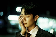 Đến chúc Tết nhà sếp, tôi chết lặng khi thấy vợ và con gái anh ấy