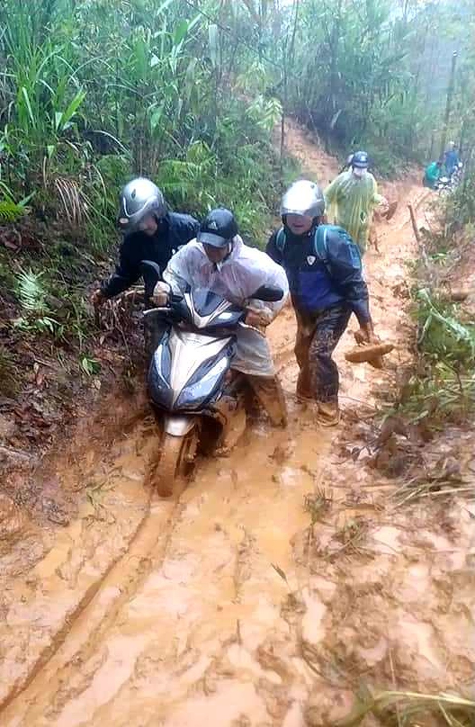 Lũ nhấn chìm làng mạc, hàng ngàn người hoảng loạn chạy lũ trong đêm - 20 Lũ nhấn chìm làng mạc, hàng ngàn người hoảng loạn chạy lũ trong đêm - 20
