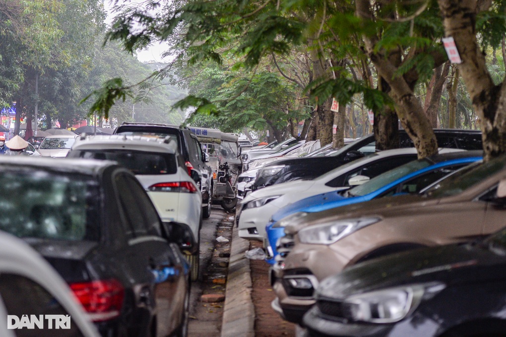Hà Nội: Chợ cóc, xe ô tô lấn chiếm vỉa hè ở khu đô thị HH Linh Đàm - 4 Hà Nội: Chợ cóc, xe ô tô lấn chiếm vỉa hè ở khu đô thị HH Linh Đàm - 4