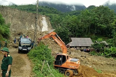 Đưa ra 8 thi thể, đang tìm kiếm 10 người còn lại trong vụ sạt lở