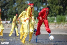 Màn tranh bóng độc đáo trên đôi cà kheo của ngư dân tại Lễ hội Nghinh Ông