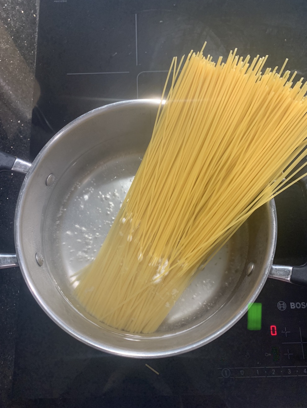 Vào bếp ngày giãn cách: Mỳ spaghetti biến tấu với thịt heo bằm - 2 Vào bếp ngày giãn cách: Mỳ spaghetti biến tấu với thịt heo bằm - 2
