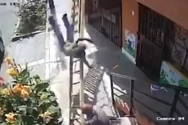 Đang đi thì bị ngáng đường, cụ ông rung thang khiến người bên trên ngã nhào xuống đất