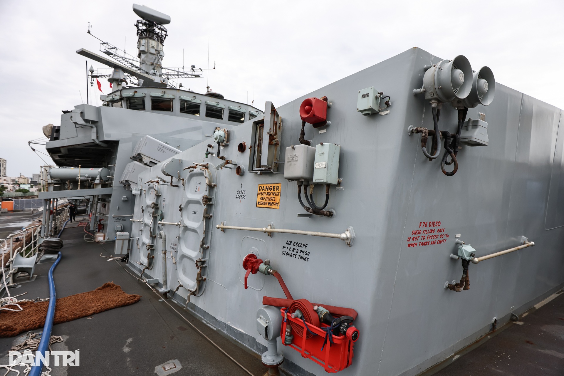 Dàn vũ khí tối tân của tàu Hải quân Hoàng gia Anh vừa cập bến Nhà Rồng - 7