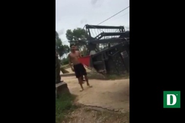 Xuất hiện video nghi Phó chủ tịch UBND thị trấn “cấm cửa” máy gặt lúa