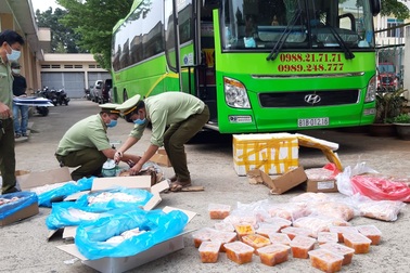 Dịch bệnh khan hiếm hàng, tài xế mua gần 2 tạ nội tạng bẩn để bán kiếm lời