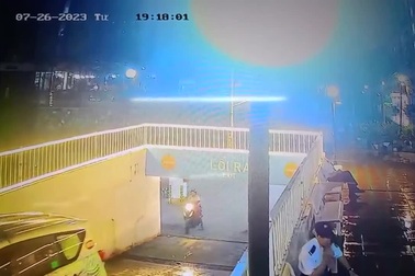 Xe taxi trôi ngược dốc, đâm cả loạt ô tô đang đỗ trong hầm