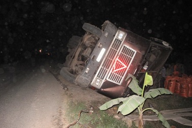 Container phơi bụng bên đường, ngô văng tung toé khắp nghĩa trang