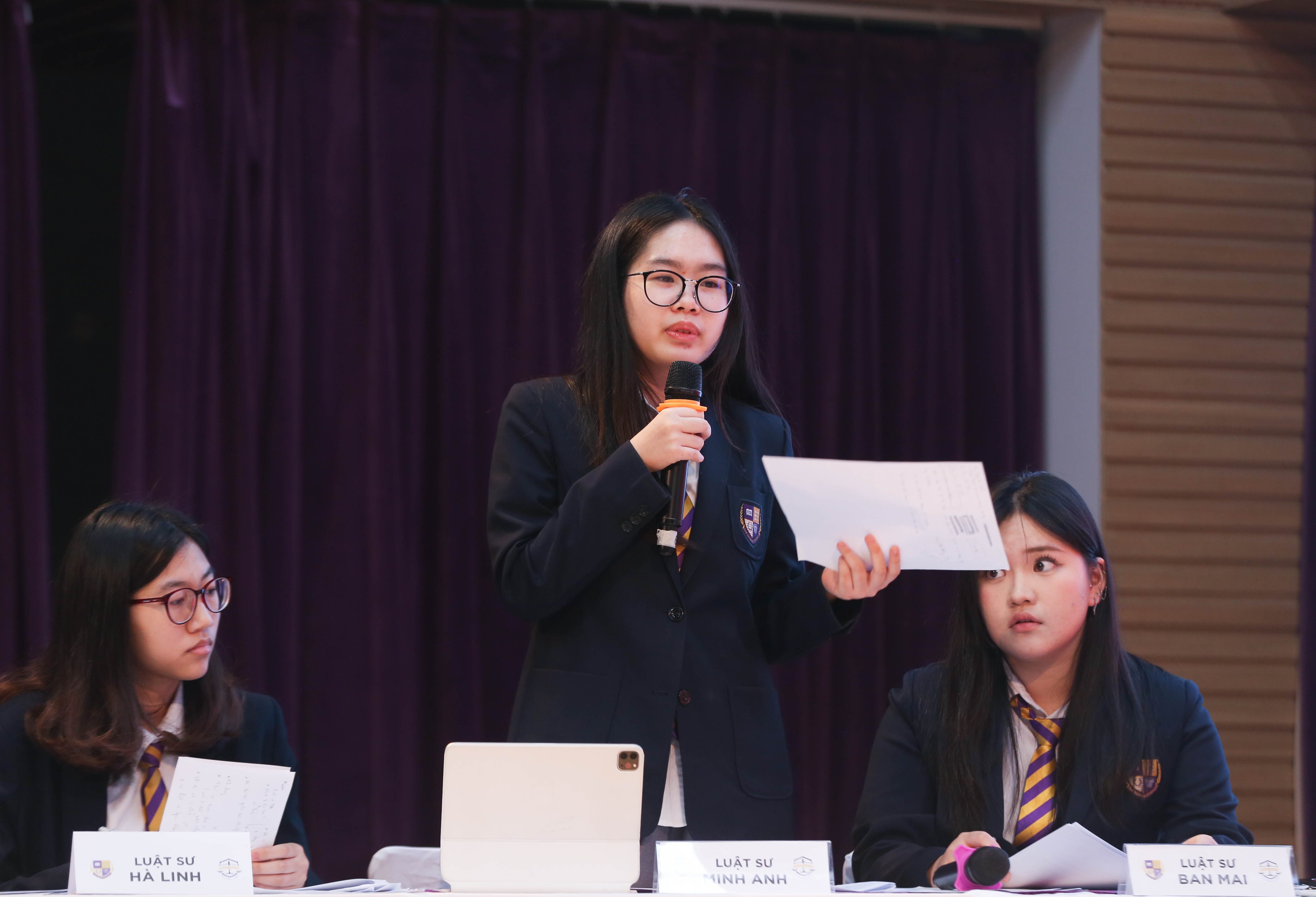 Студенти з ентузіазмом грають роль юристів, вивчаючи громадянську освіту - 2 Học sinh hào hứng nhập vai luật sư để học giáo dục công dân - 2