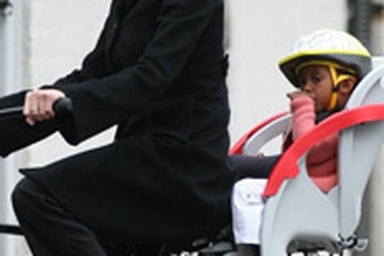 Gia đình Brangelina đạp xe đi chơi