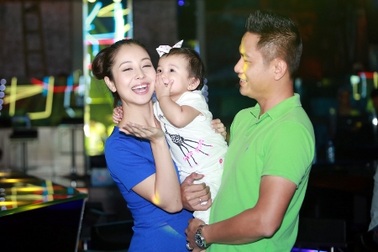 Vợ chồng hoa hậu Jennifer Phạm bế con đi cúng Tổ nghề