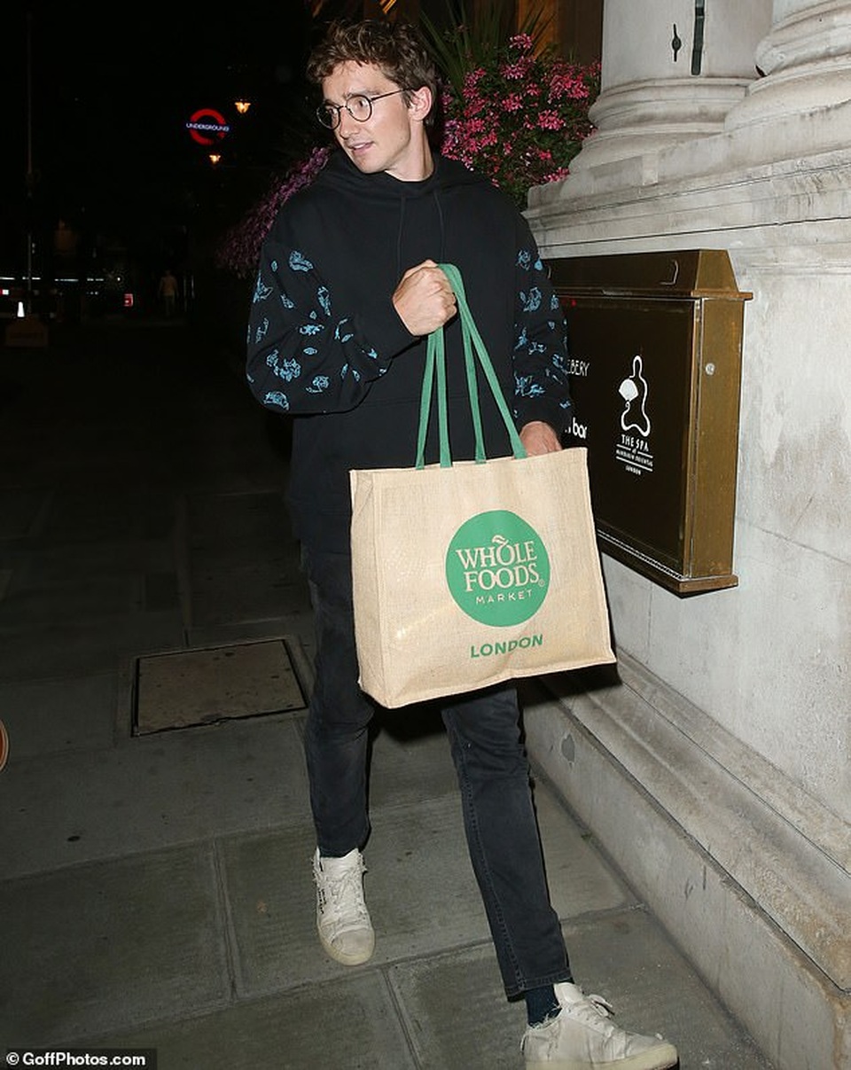 Ellie Goulding diện áo phô nội y trên phố - 9 Ellie Goulding diện áo phô nội y trên phố - 9