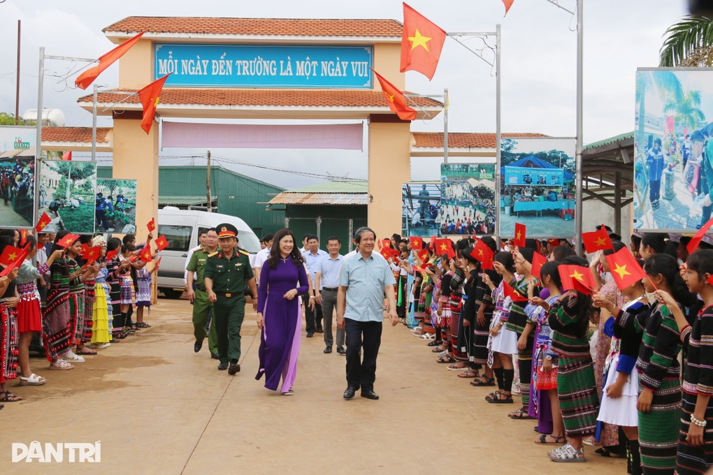 Bộ trưởng Bộ Giáo dục và Đào tạo thăm, tặng quà học sinh vùng cao Đắk Nông - 1 Bộ trưởng Bộ Giáo dục và Đào tạo thăm, tặng quà học sinh vùng cao Đắk Nông - 1