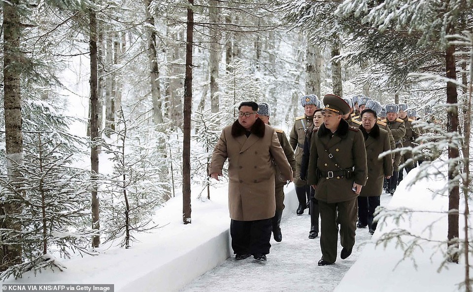 Video ông Kim Jong-un cùng phu nhân cưỡi bạch mã trên đỉnh núi thiêng - 3
