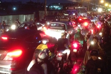 Phố thành sông, Sài Gòn kẹt xe trầm trọng sau trận mưa lớn