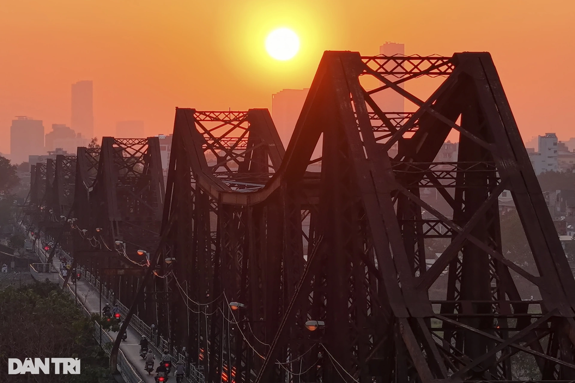 تماشای غروب دلانگیز اواخر پاییز بر روی دو پل معروف هانوی - 1 Ngắm hoàng hôn cuối thu rực rỡ trên 2 cây cầu nổi tiếng nhất Hà Nội - 1