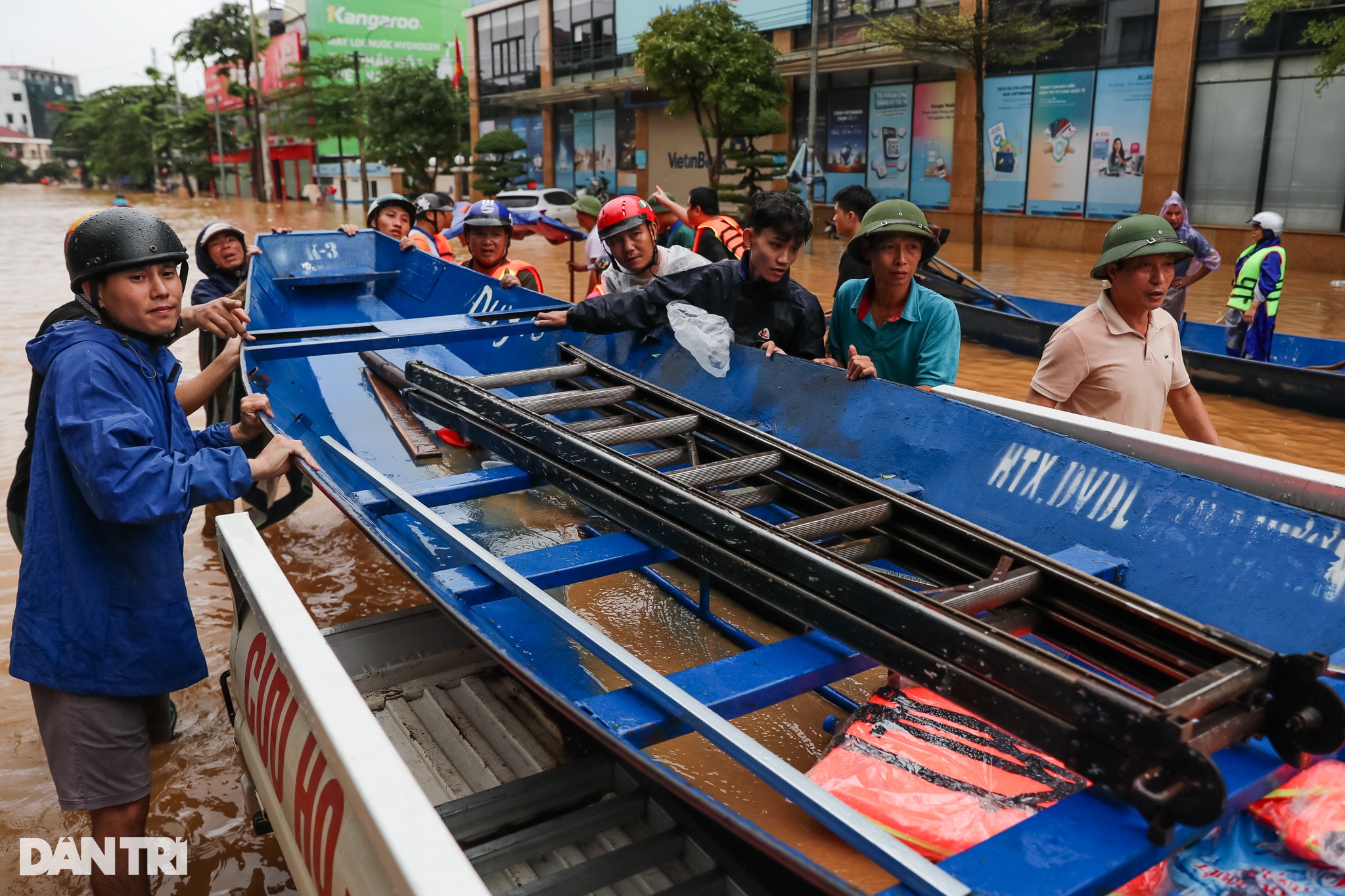 Chạy đua với thời gian cứu người già, trẻ nhỏ khỏi vùng ngập lụt ở Yên Bái - 5