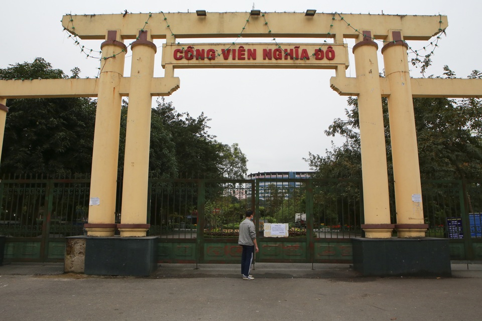 Hà Nội: Hàng loạt công viên đóng cửa, người dân vượt rào vào tập thể dục - 8 Hà Nội: Hàng loạt công viên đóng cửa, người dân vượt rào vào tập thể dục - 8