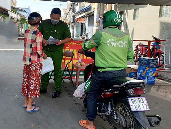 Chốt kiểm soát người, phương tiện ra vào “vùng đỏ” thuộc phường Đức Nghĩa, thành phố Phan Thiết tỉnh Bình Thuận. (Ảnh: Đình Châu)