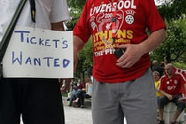 CĐV Anh choảng nhau để tranh giành vé xem CK