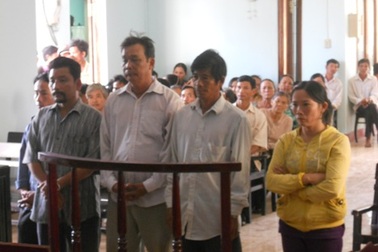 Giám đốc đào trộm 21 ngôi mộ của dân