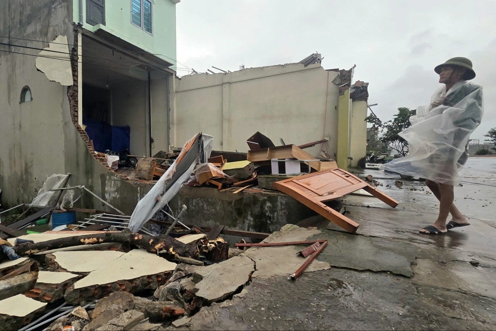 Người dân miền Trung trắng đêm trong tâm bão Bualoi - 2 Người dân miền Trung trắng đêm trong tâm bão Bualoi - 2