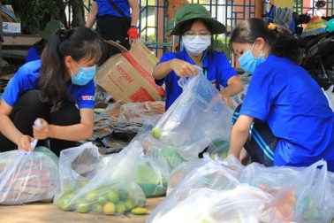Gần 30 tấn nông sản trao tận tay bà con khó khăn ở vùng dịch