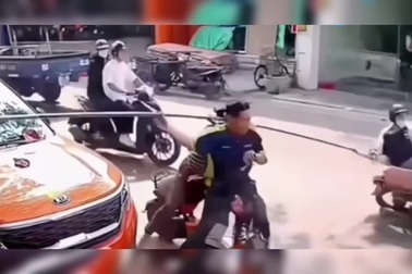 Cặp đôi chở thanh sắt “hạ gục” người đi đường