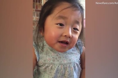 Cảm động khoảnh khắc cô bé mồ côi bày tỏ tình cảm với cha mẹ nuôi