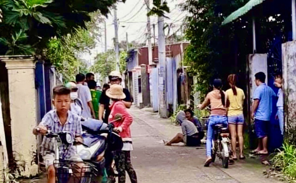 Xuống đường nhặt dép, cô gái bị tên cướp kéo lê hàng chục mét trên đường - 1 Xuống đường nhặt dép, cô gái bị tên cướp kéo lê hàng chục mét trên đường - 1