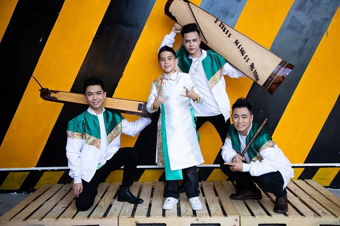 Rapper nhí tài năng Shumo và DST Band.