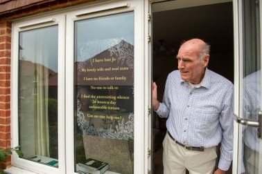 Treo biển tìm người trò chuyện sau khi vợ qua đời