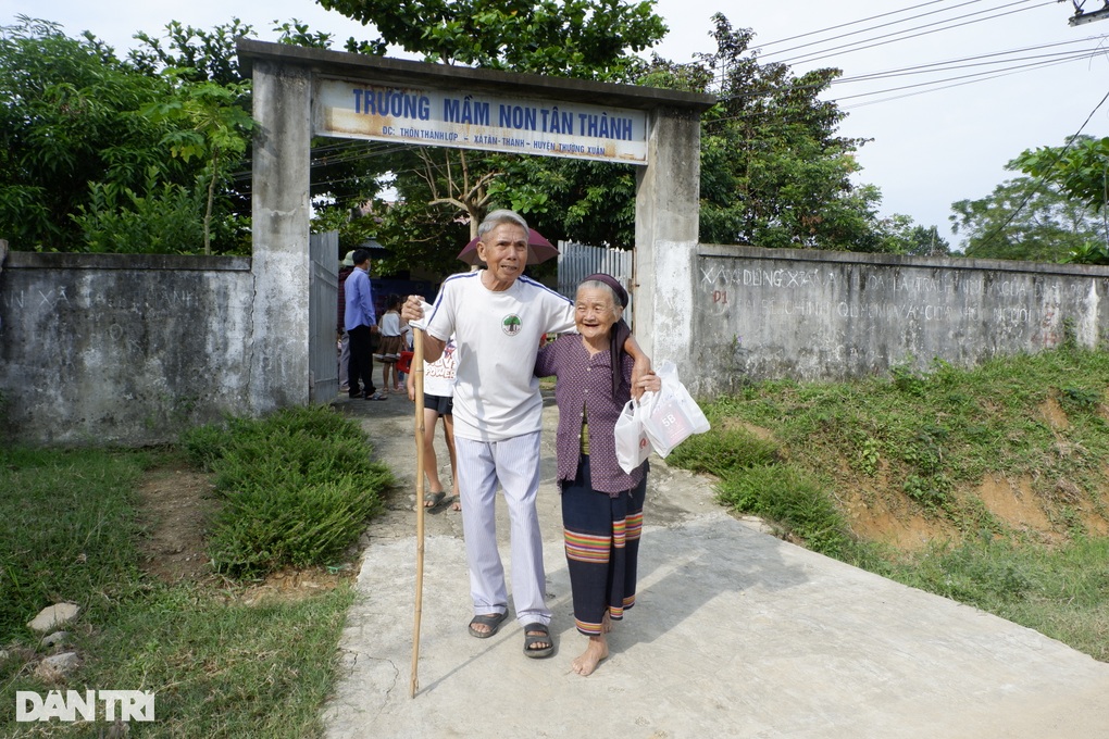 Người dân xã nghèo vui mừng khi được khám bệnh, nhận thuốc miễn phí - 9 Người dân xã nghèo vui mừng khi được khám bệnh, nhận thuốc miễn phí - 9