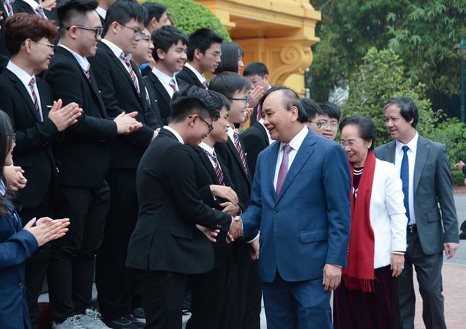 Chủ tịch nước Nguyễn Xuân Phúc vui mừng đón các học sinh đoạt giải Olympic và Khoa học kỹ thuật quốc tế năm 2022 tại Phủ Chủ tịch.


