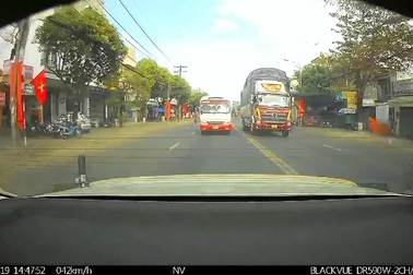 Xe tải vượt ẩu lập tức nhận bài học thích đáng